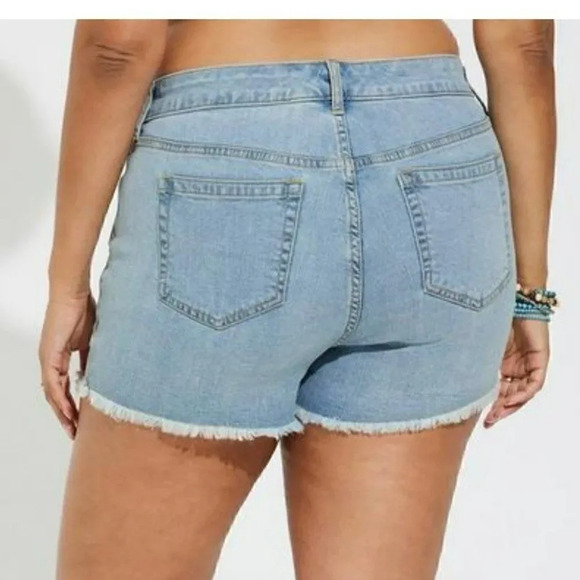 NEW Torrid Boyfriend Vintage Stretch Mid-Rise Short Women Plus 26 Light‎ Blue - Picture 3 of 11